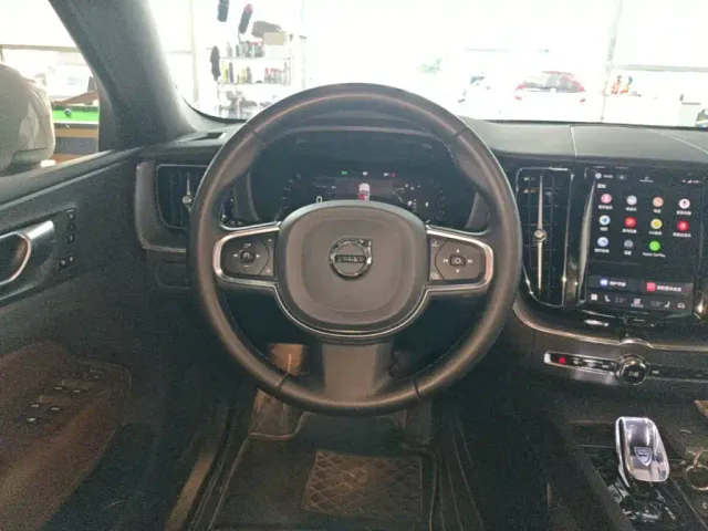 Volvo XC60 — Фото автомобиля 10