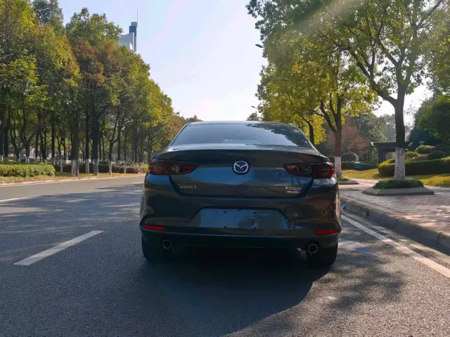 Mazda Axela — Фото автомобиля 8