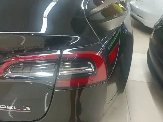 Tesla Model 3 — Фото автомобиля 7