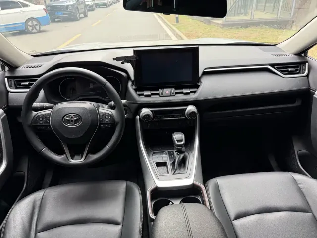 Toyota RAV4 — Фото автомобиля 9