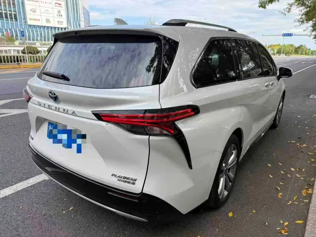Toyota Sienna — Фото автомобиля 2