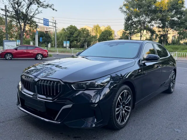 Фотография автомобиля — BMW 5 Series