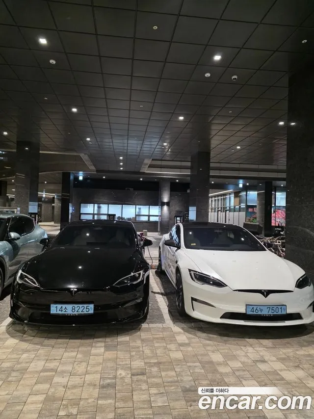 Tesla Model S — Фото автомобиля 13