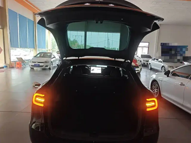 Tesla Model Y — Фото автомобиля 18