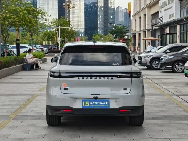 Leapmotor B10 — Фото автомобиля 5