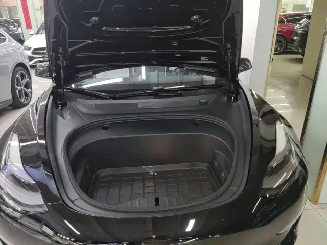 Tesla Model 3 — Фото автомобиля 19