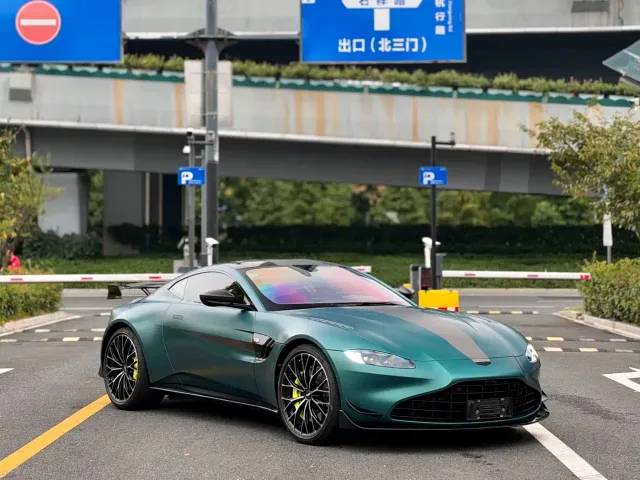 Aston Martin V8 Vantage — Фото автомобиля 2