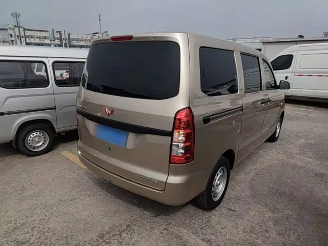 Wuling Hongguang V — Фото автомобиля 6