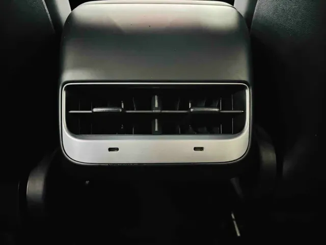 Tesla Model Y — Фото автомобиля 20