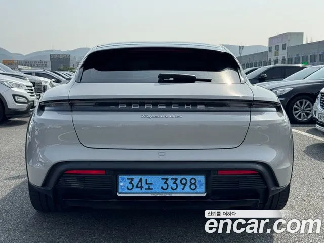 Porsche Taycan — Фото автомобиля 4