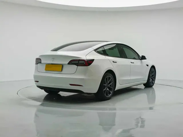 Tesla Model 3 — Фото автомобиля 2