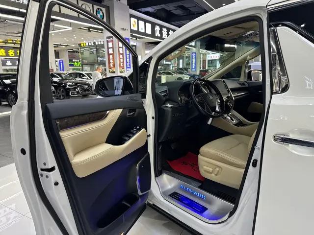 Toyota Alphard — Фото автомобиля 9