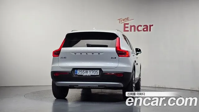 Volvo XC40 — Фото автомобиля 4
