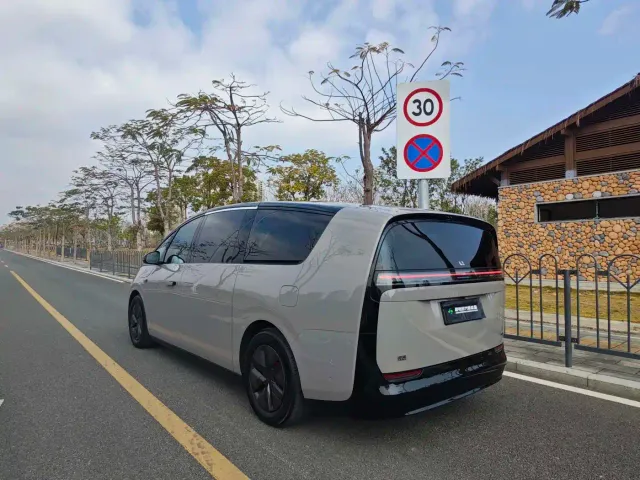 Li Auto MEGA — Фото автомобиля 4