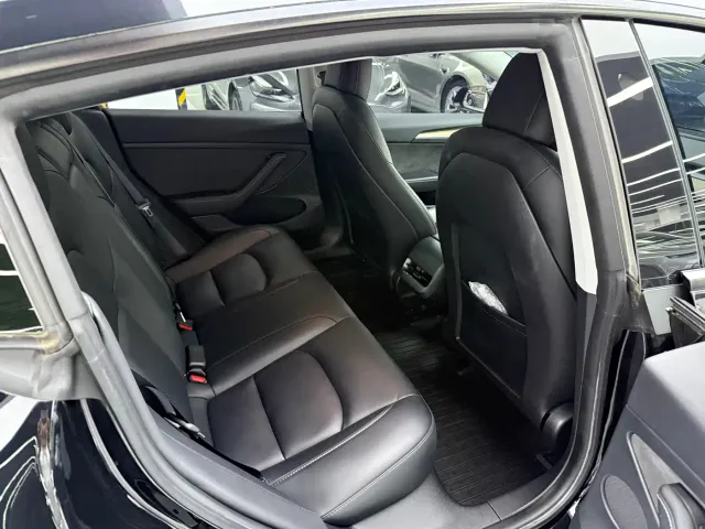 Tesla Model 3 — Фото автомобиля 10
