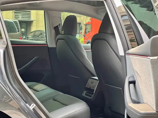 Tesla Model 3 — Фото автомобиля 16