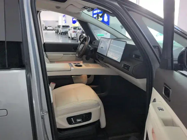 Li Auto MEGA — Фото автомобиля 8