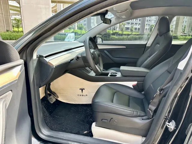 Tesla Model Y — Фото автомобиля 9