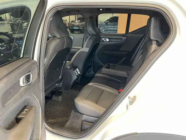 Volvo XC40 — Фото автомобиля 11