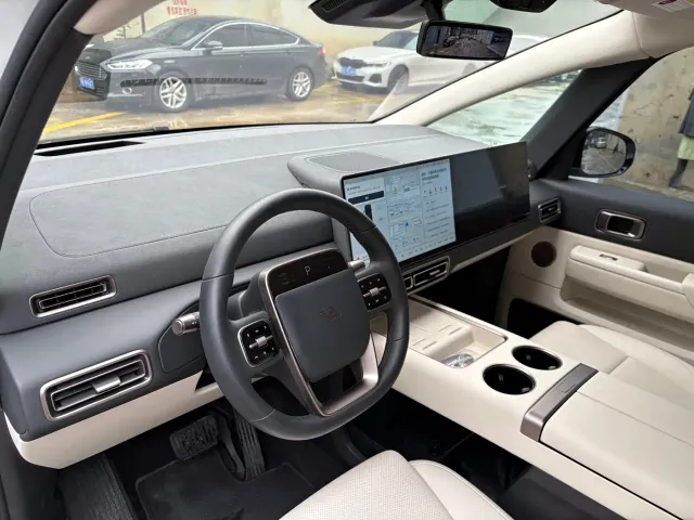 Li Auto MEGA — Фото автомобиля 9