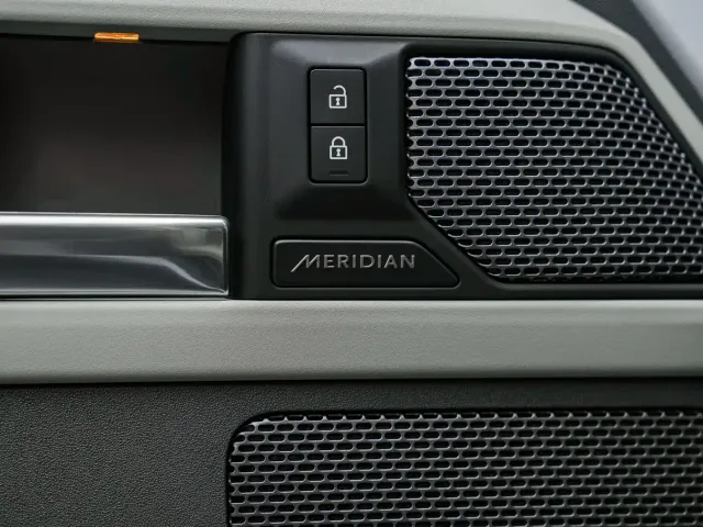 Land Rover Defender — Фото автомобиля 14