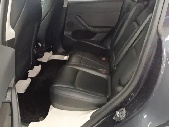 Tesla Model Y — Фото автомобиля 16
