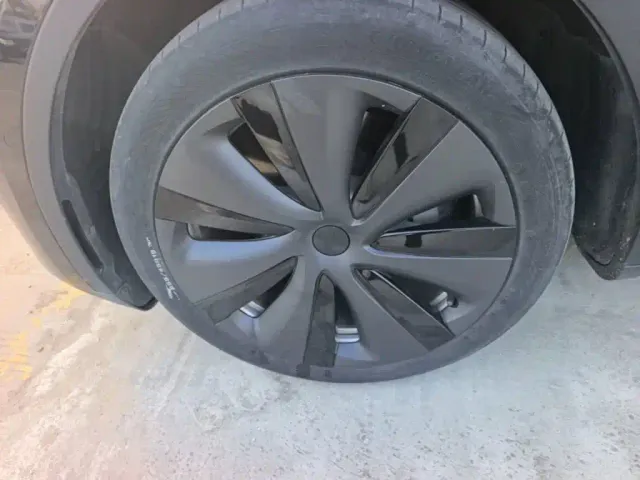 Tesla Model Y — Фото автомобиля 22