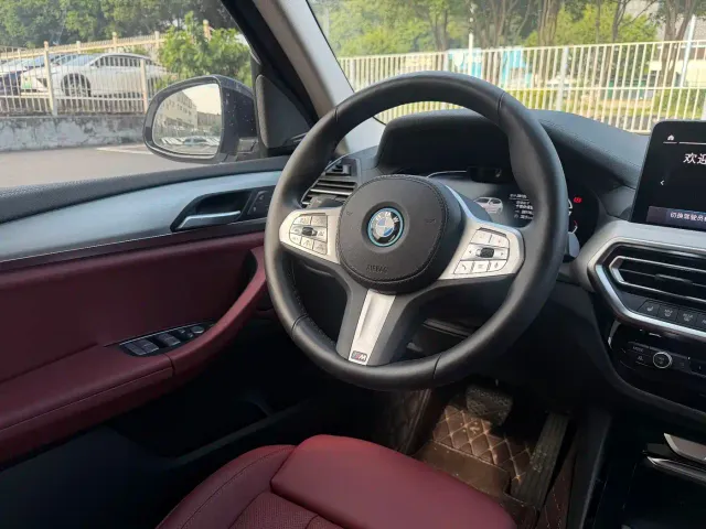 BMW iX3 — Фото автомобиля 19