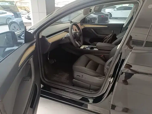 Tesla Model Y — Фото автомобиля 15