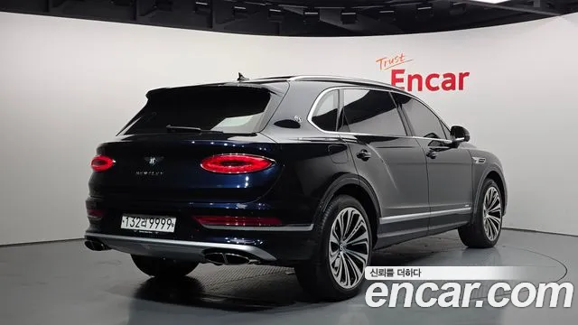 Bentley Bentayga Bentayga 4.0 V8 EWB Azure — Фото автомобиля 2