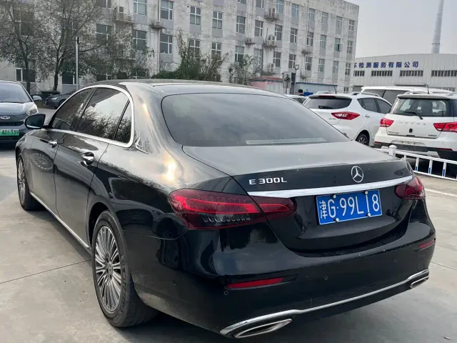 Mercedes-Benz E-Class — Фото автомобиля 4