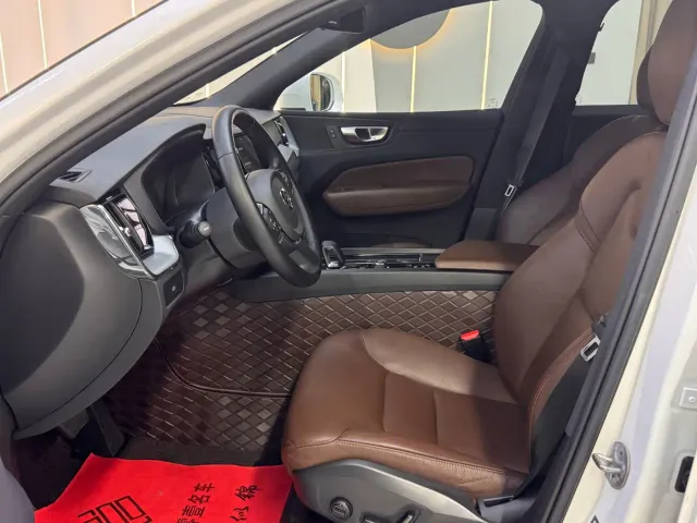 Volvo XC60 — Фото автомобиля 14