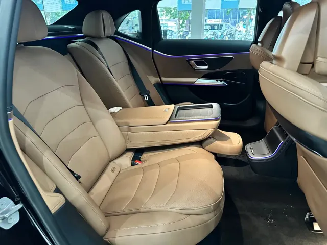 Mercedes-Benz E-Class — Фото автомобиля 9