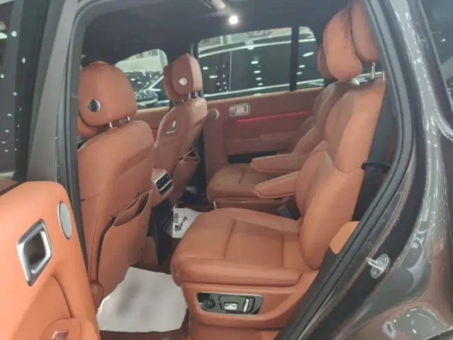 Li Auto L8 — Фото автомобиля 16
