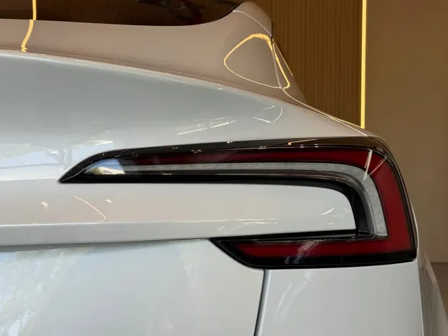 Tesla Model 3 — Фото автомобиля 12