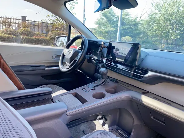 Toyota Sienna — Фото автомобиля 23