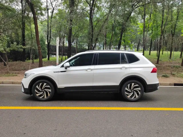 Volkswagen Tiguan L — Фото автомобиля 12