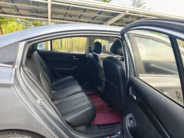 Roewe i5 — Фото автомобиля 13
