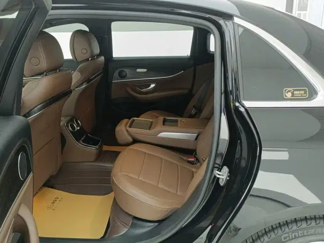 Mercedes-Benz E-Class — Фото автомобиля 11