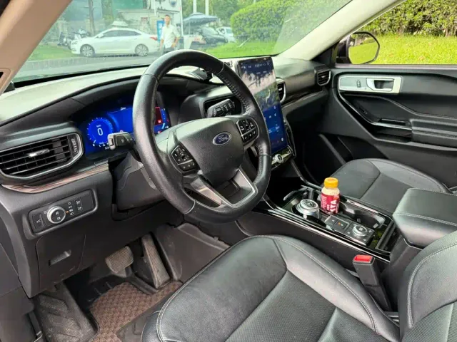 Ford Explorer — Фото автомобиля 7