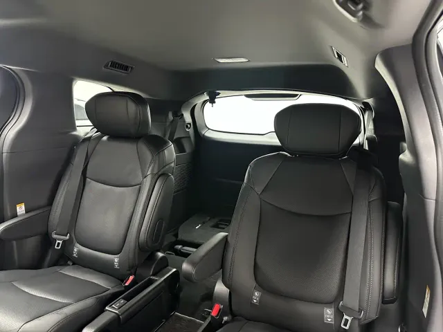 Toyota Sienna — Фото автомобиля 13