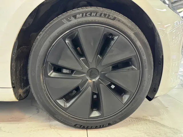 Tesla Model 3 — Фото автомобиля 13