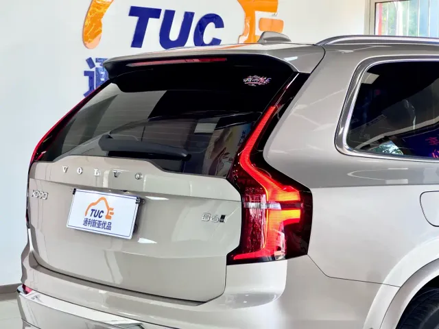 Volvo XC90 — Фото автомобиля 8