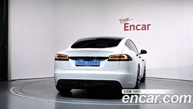 Tesla Model S — Фото автомобиля 4