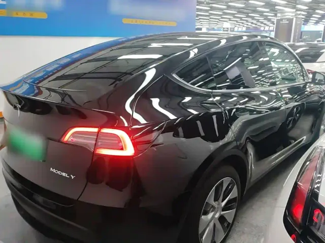 Tesla Model Y — Фото автомобиля 6
