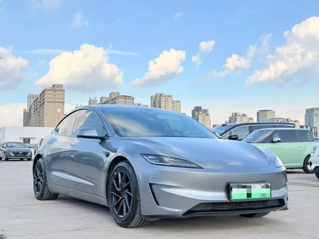 Tesla Model 3 — Фото автомобиля 4