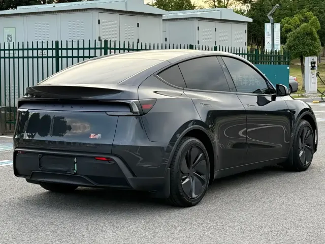 Tesla Model Y — Фото автомобиля 6