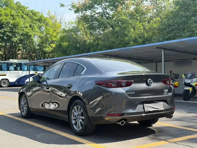 Mazda Axela — Фото автомобиля 4