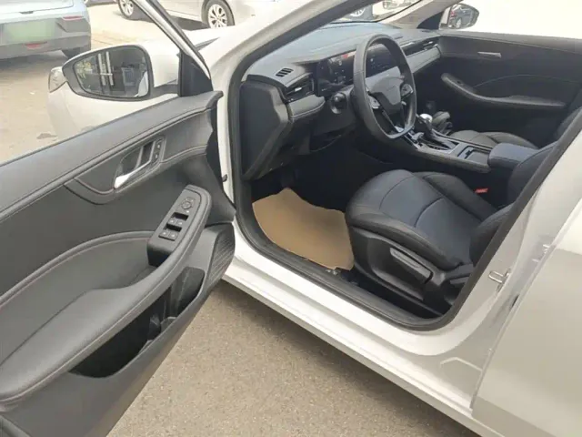 Roewe i5 — Фото автомобиля 15