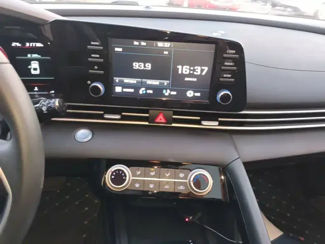 Hyundai Elantra — Фото автомобиля 12